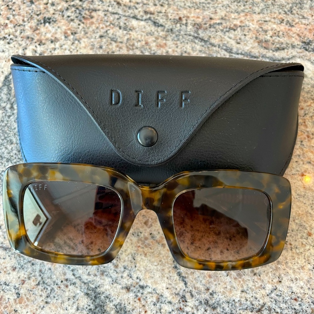 Diff Eyewear Tortoise Square Sunglasses